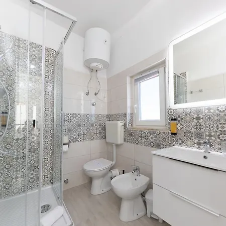 Casanova And To Rent בית הארחה